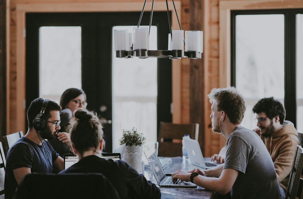Un groupe de professionnels en atelier de travail