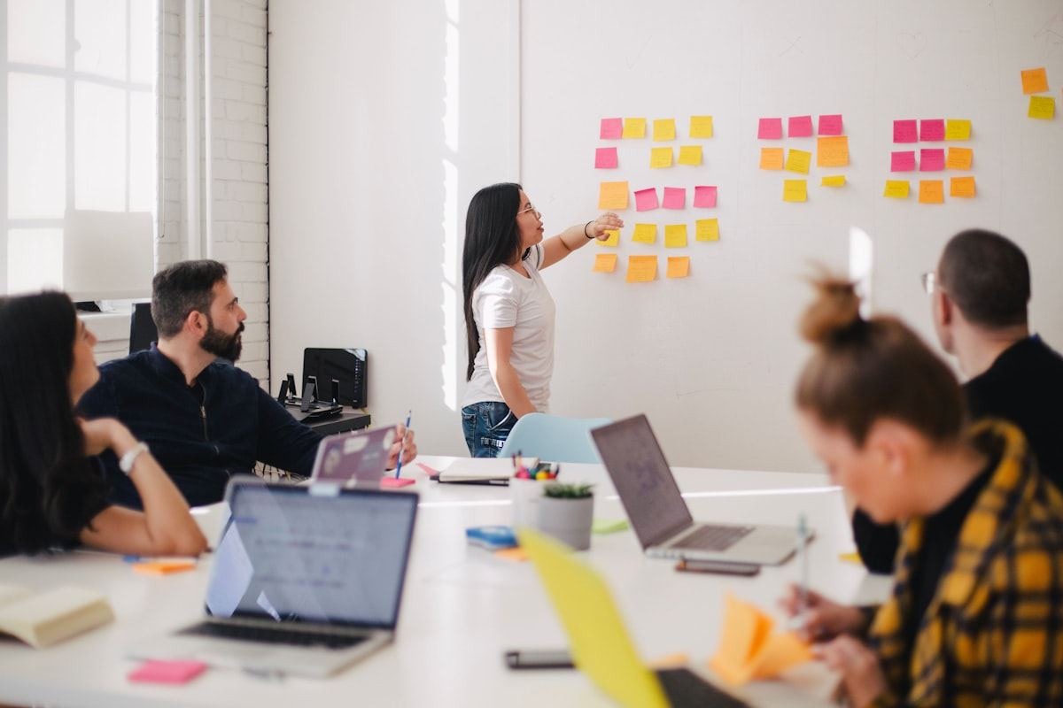 Atelier de conception avec des post-it sur un mur