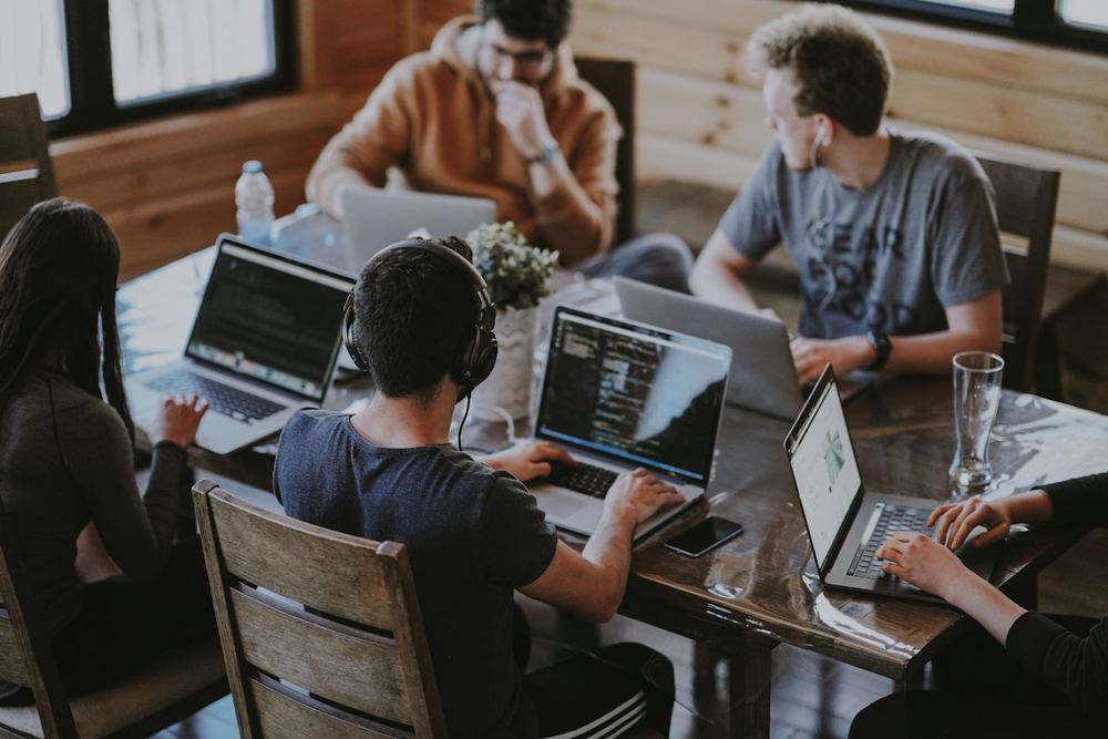 Une équipe au travail autour d'une table