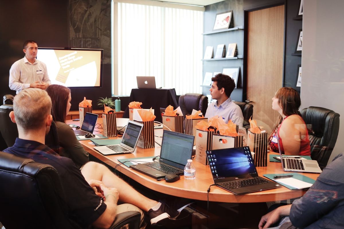 Une salle de formation avec des participants sur ordinateur